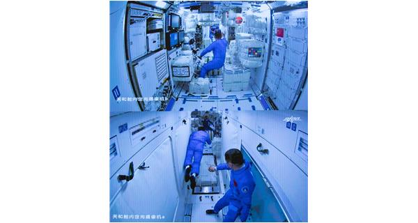 中國(guó)宇航員在空間中安置新家